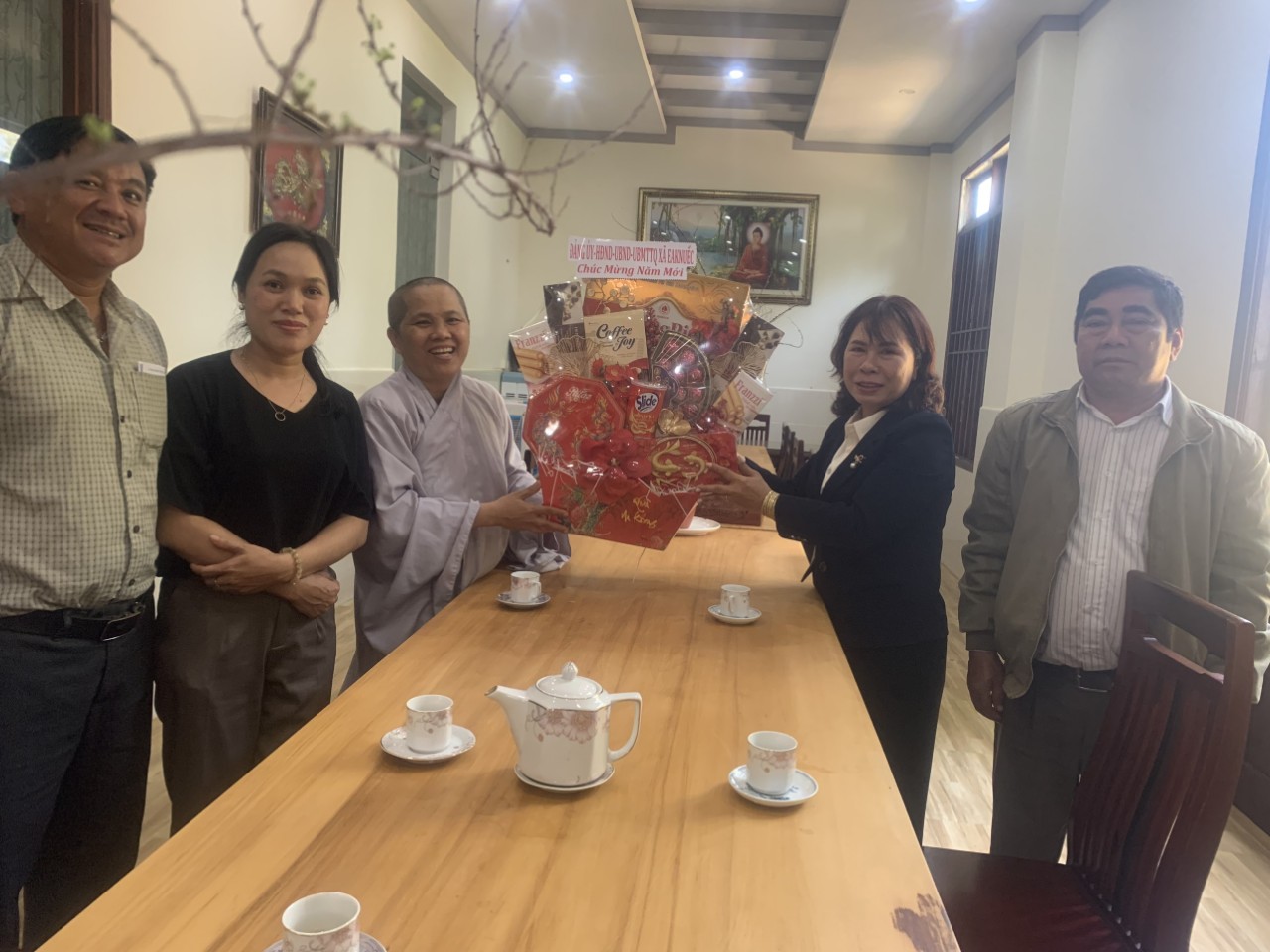 ĐẢNG ỦY - HĐND - UBND - UBMTTQVN XÃ VÀ CÁC ĐOÀN THỂ VIẾNG BIA GHI DANH THĂM TẶNG QUÀ CÁC CƠ SỞ TÔN GIAO TRÊN ĐỊA BÀN XÃ NHÂN DỊP TẾT NGUYÊN ĐÁN GIÁP THÌN NĂM 2024